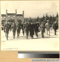 藏品(還都大典蔣主席夫婦步上陵墓)的圖片